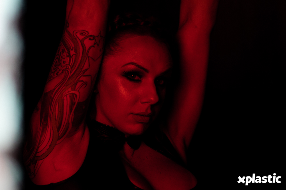 Bruninha Fitness em ensaio para a Xplastic