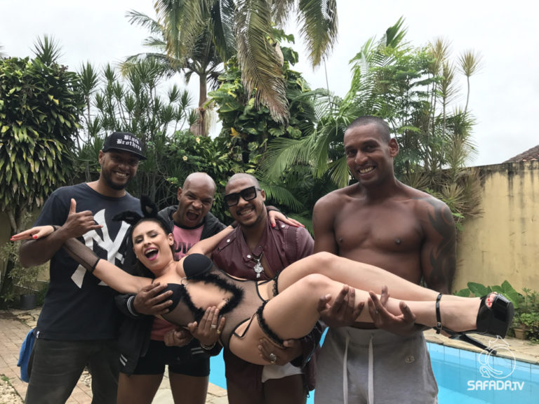 Emme White no colo dos Black Brothers