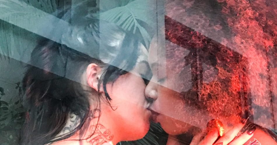 Duas atrizes de Sobre Peles se beijam, em imagem de dupla exposição