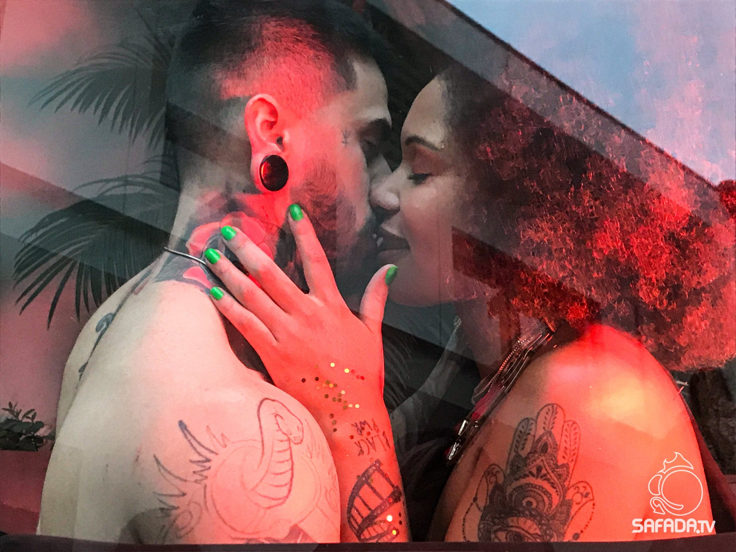 Um ator e uma atriz de Sobre Peles prestes a se beijar, em imagem de dupla exposição