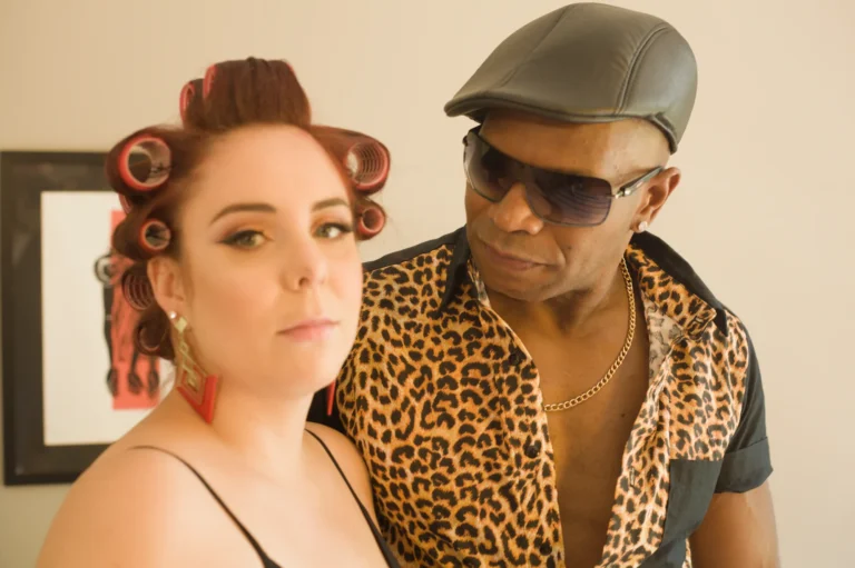 Casal em visual retrô encara a câmera